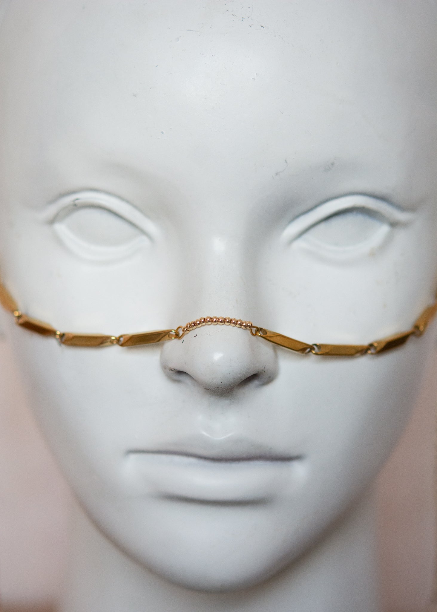 Bijou facial en chaîne d'acier inoxydable plaqué or avec maillons structurés et perles synthétiques fumées. Accessoire inspiré des Amazones.