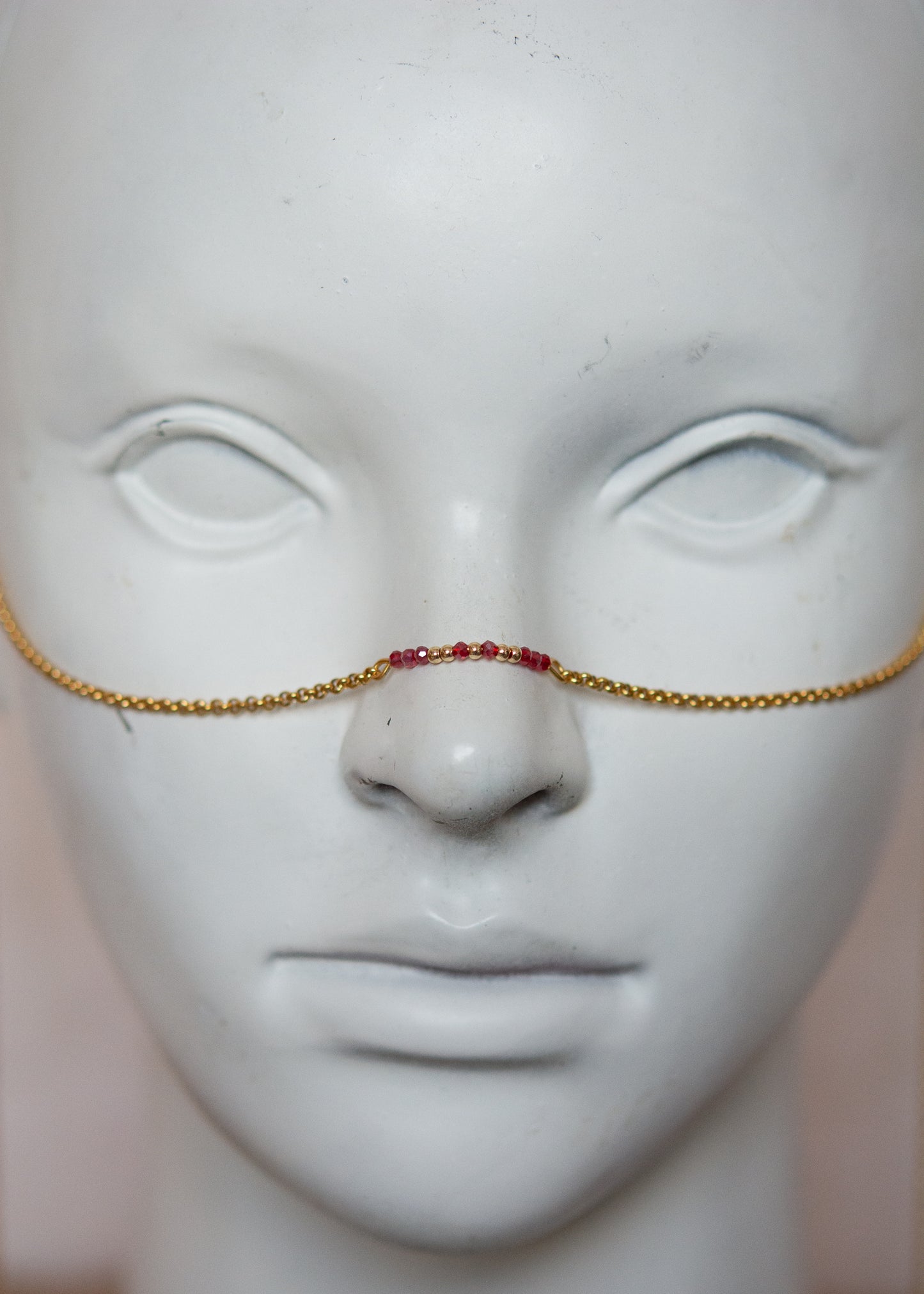 Bijou facial en chaîne d'acier inoxydable plaqué or avec perles rouges et cœurs en zircon. Accessoire romantique et vibrant. Bijou alternatif bohème, mystique.