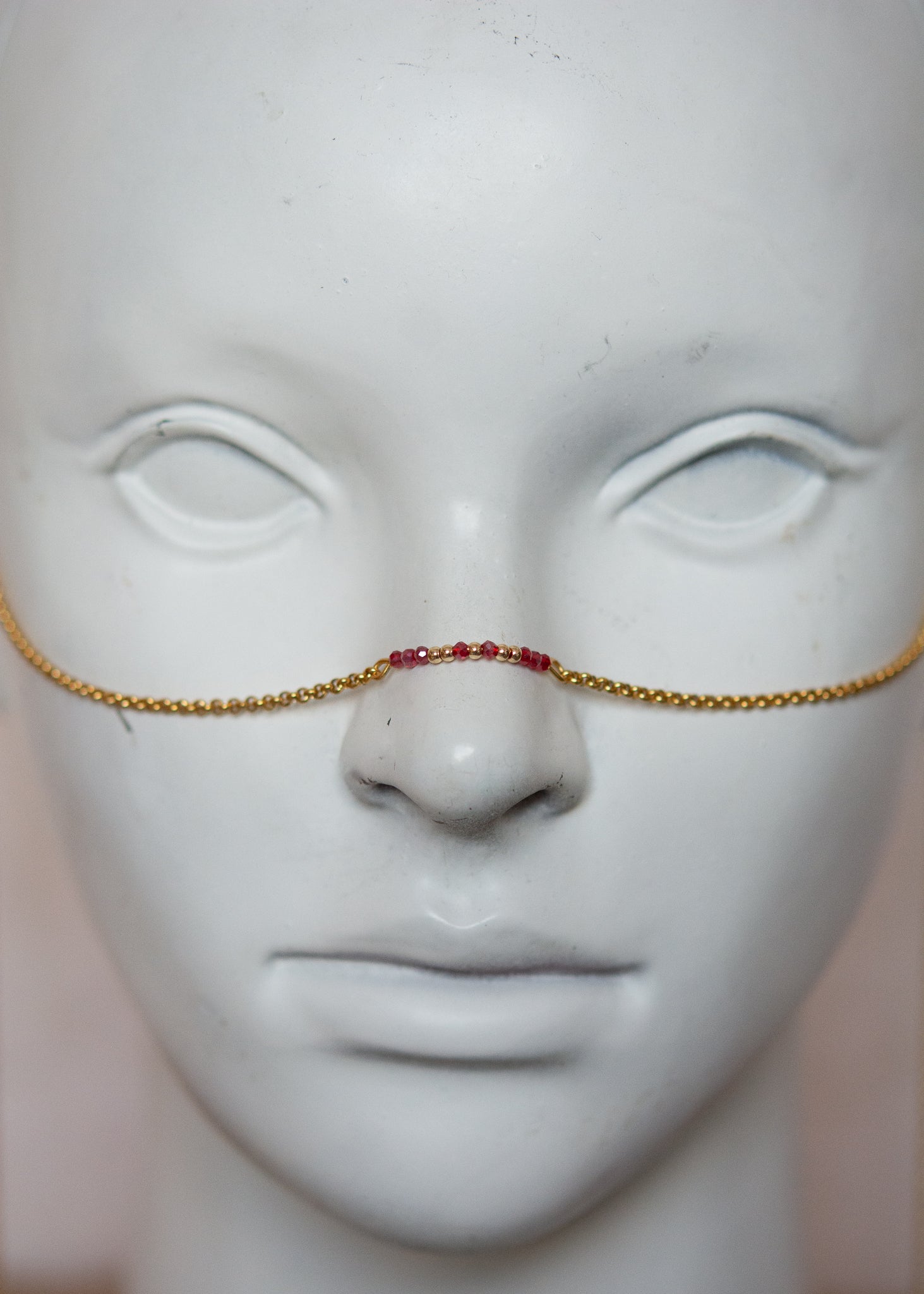 Bijou facial en chaîne d'acier inoxydable plaqué or avec perles rouges et cœurs en zircon. Accessoire romantique et vibrant. Bijou alternatif bohème, mystique.
