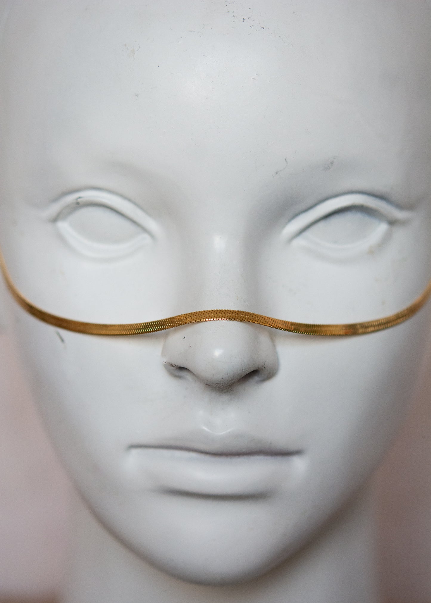 Bijou facial en chaîne d'acier inoxydable plaqué or, avec étoiles dorées. Accessoire céleste et minimaliste. Look boho mystique, bijou festival, photoshoot.