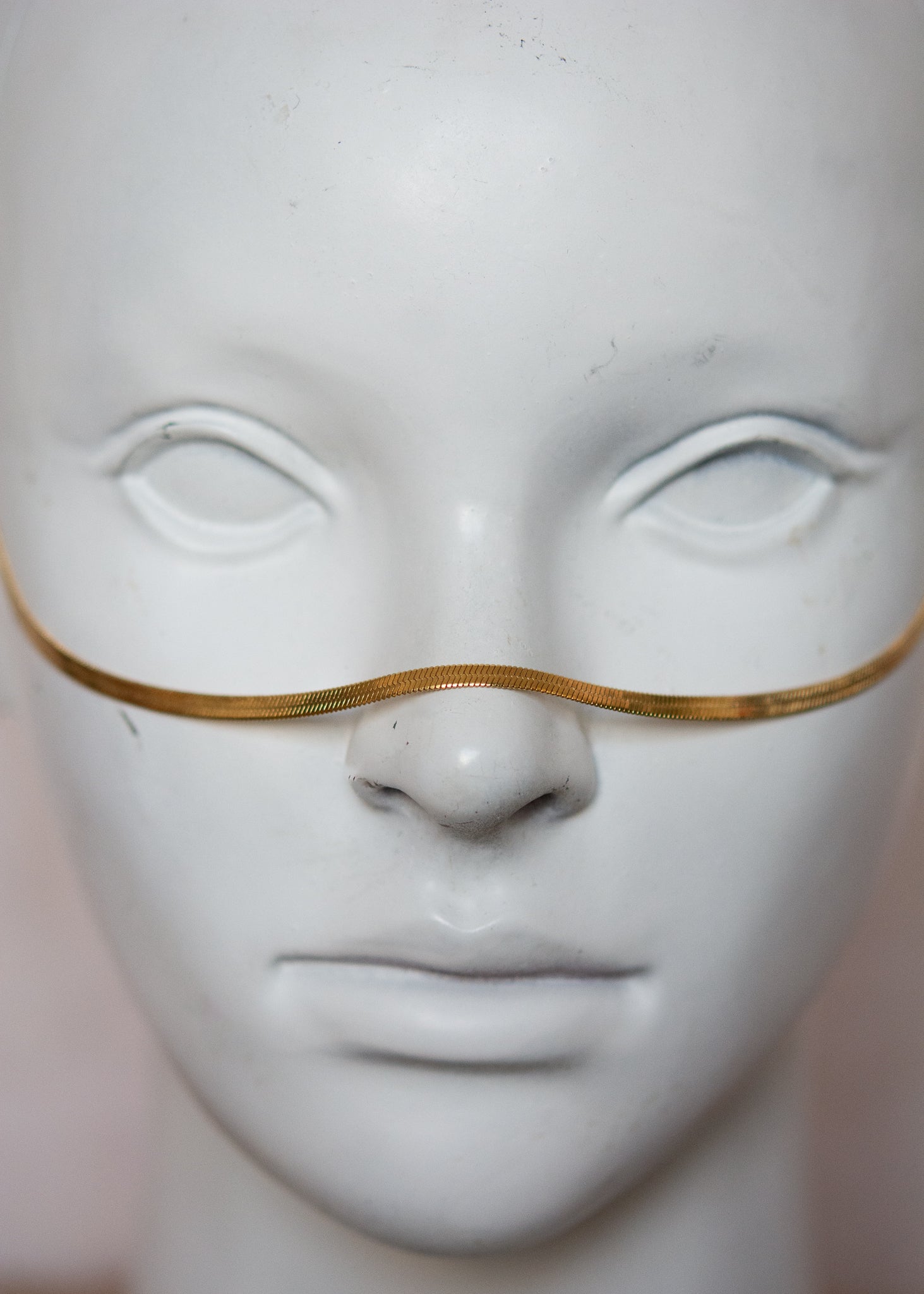 Bijou facial en chaîne d'acier inoxydable plaqué or, avec étoiles dorées. Accessoire céleste et minimaliste. Look boho mystique, bijou festival, photoshoot.