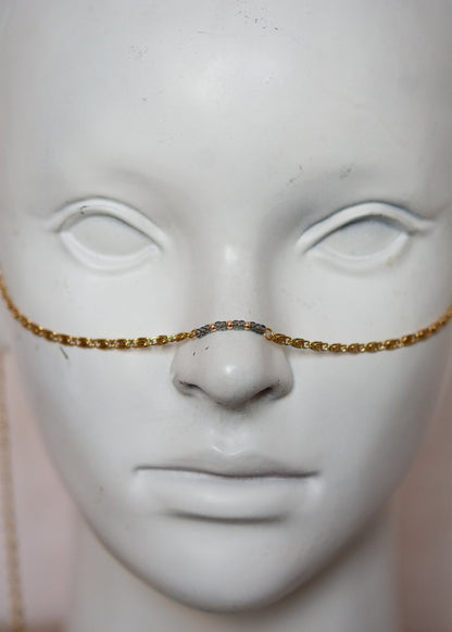 Bijou facial en chaîne d'acier inoxydable plaqué or, perles grises Miyuki et pendentifs dorés 18 carats. Accessoire précieux, look bohème. Bijou festival.