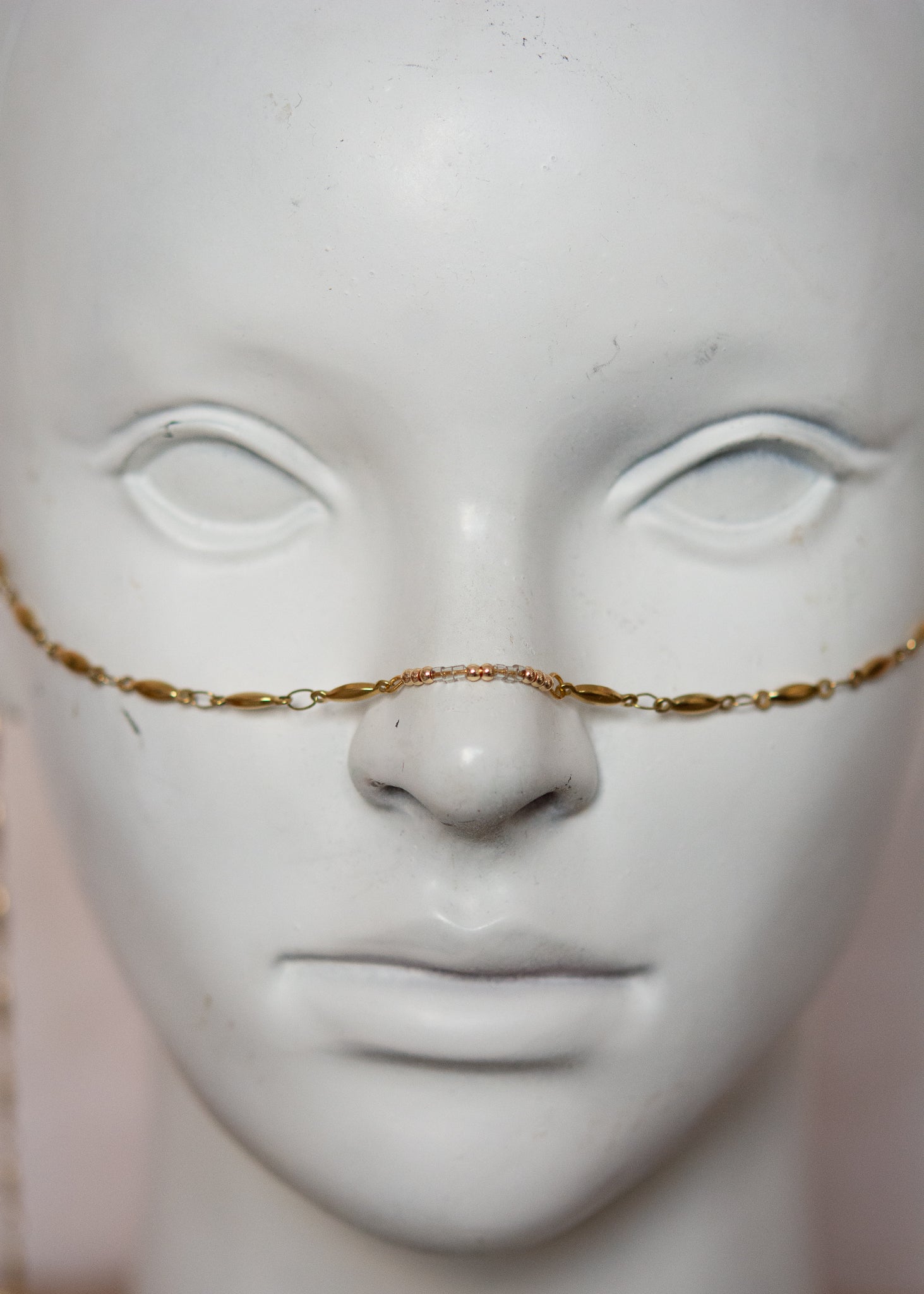 Bijou facial en acier inoxydable doré avec perles transparentes et soleils incrustés d’opaline. Accessoire solaire au style mystique et précieux. Look bohème.