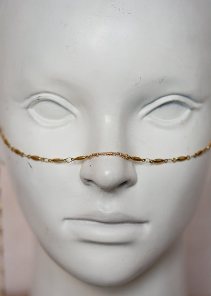 Bijou facial en acier inoxydable doré avec perles transparentes et soleils incrustés d’opaline. Accessoire solaire au style mystique et précieux. Look bohème.