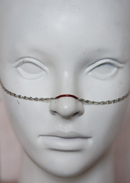 Bijou facial enchaîne géométrique avec perles de rocaille et perles d’eau douce teintées. Bijou alternatif, festival, photoshoot, look audacieux.