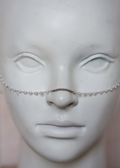 Bijou facial avec perles synthétiques et pierre de lune brute. Accessoire festival au style bohème, pour look mystique ou féerique.