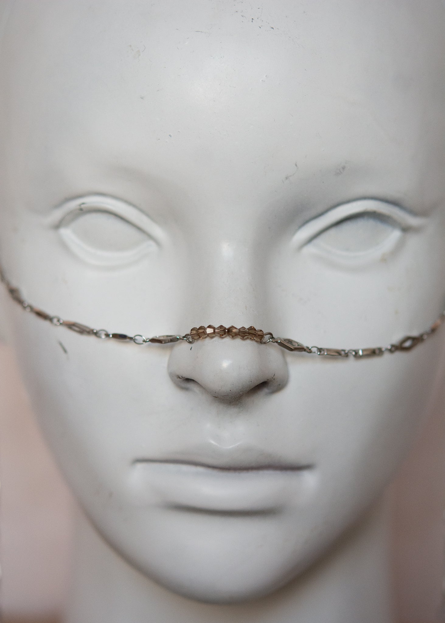 Bijou facial en chaîne motif losange et cristaux fumés. Accessoire rituel inspiré de l’Égypte mystique, sobre et structuré. Look alternatif, festival, boho.