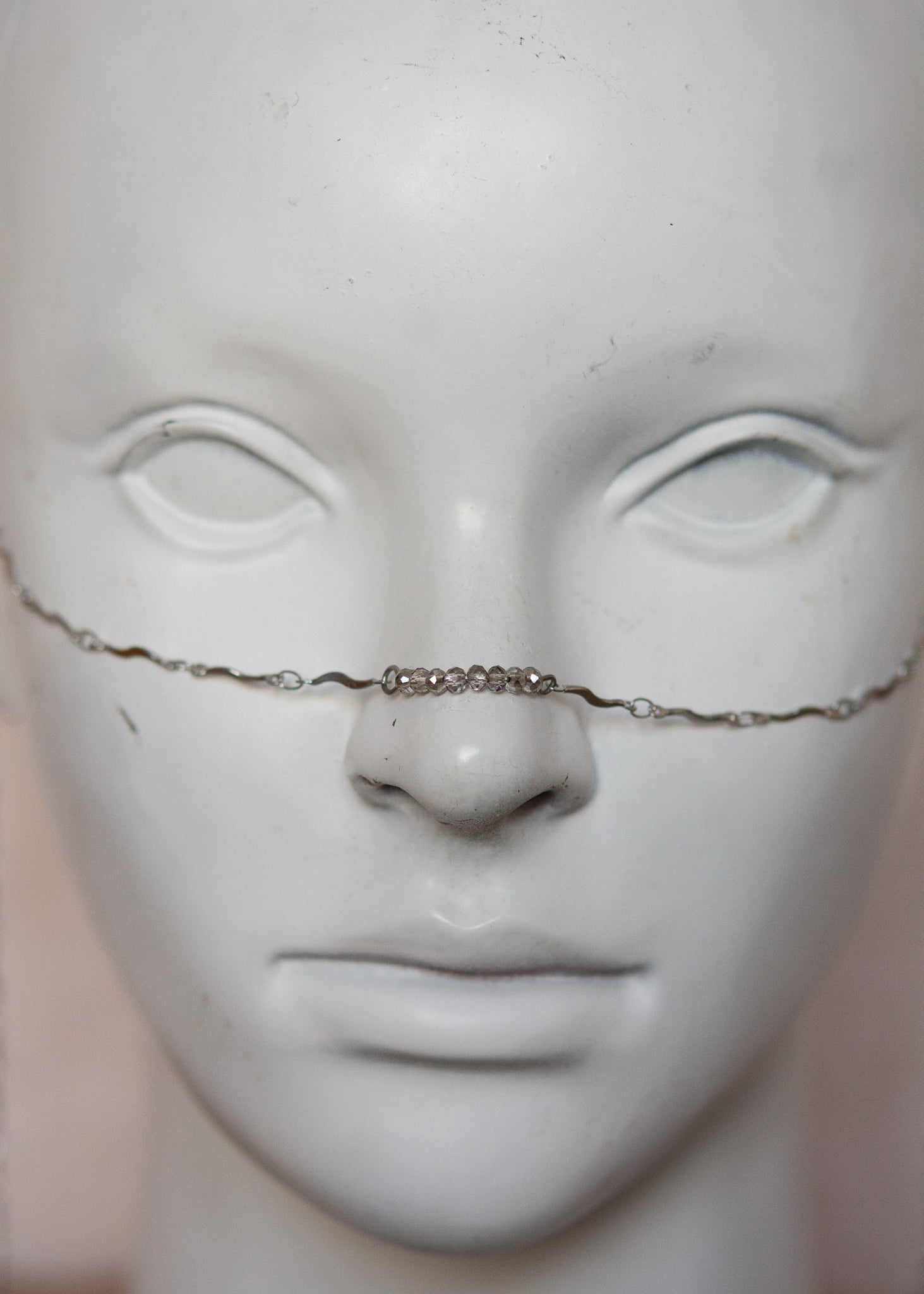 Bijou facial en chaîne vaguelette avec cristaux translucides. Accessoire argenté inspiré des mers, parfait pour look festival ou photoshoot.