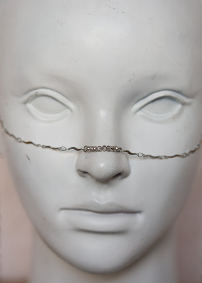 Bijou facial en chaîne vaguelette avec cristaux translucides. Accessoire argenté inspiré des mers, parfait pour look festival ou photoshoot.