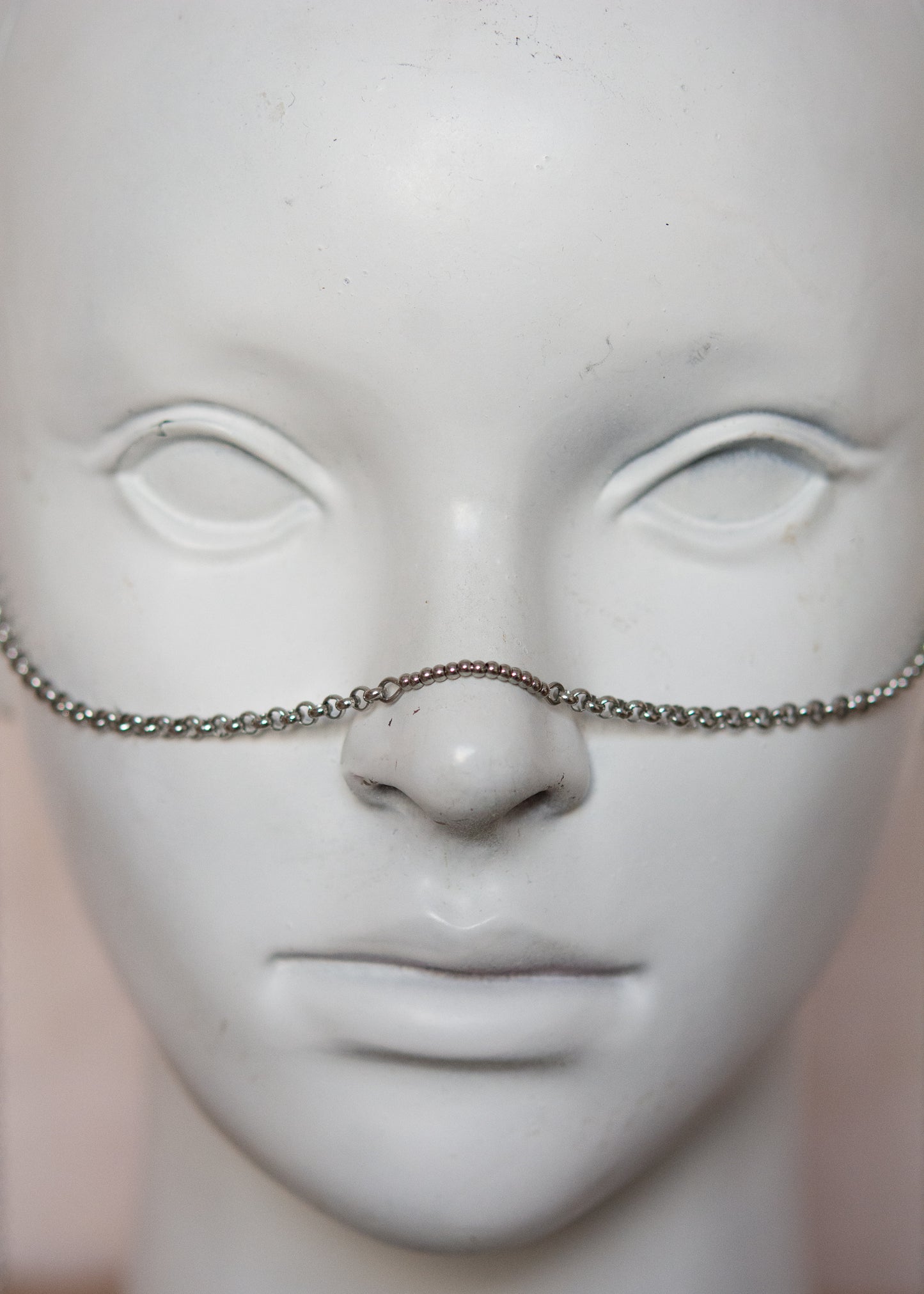 Bijou facial argenté avec billes métalliques et breloques lunes. Accessoire alternatif au design fluide, parfait pour look mystique, festival, photoshoot.