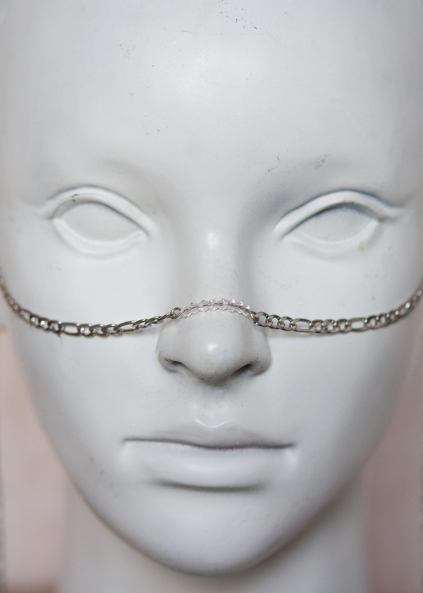 Bijou facial avec bridge en cristaux et quartz rose pâle. Accessoire lumineux, rituel ou romantique au style mystique. Bijou alternatif, festival, costume.