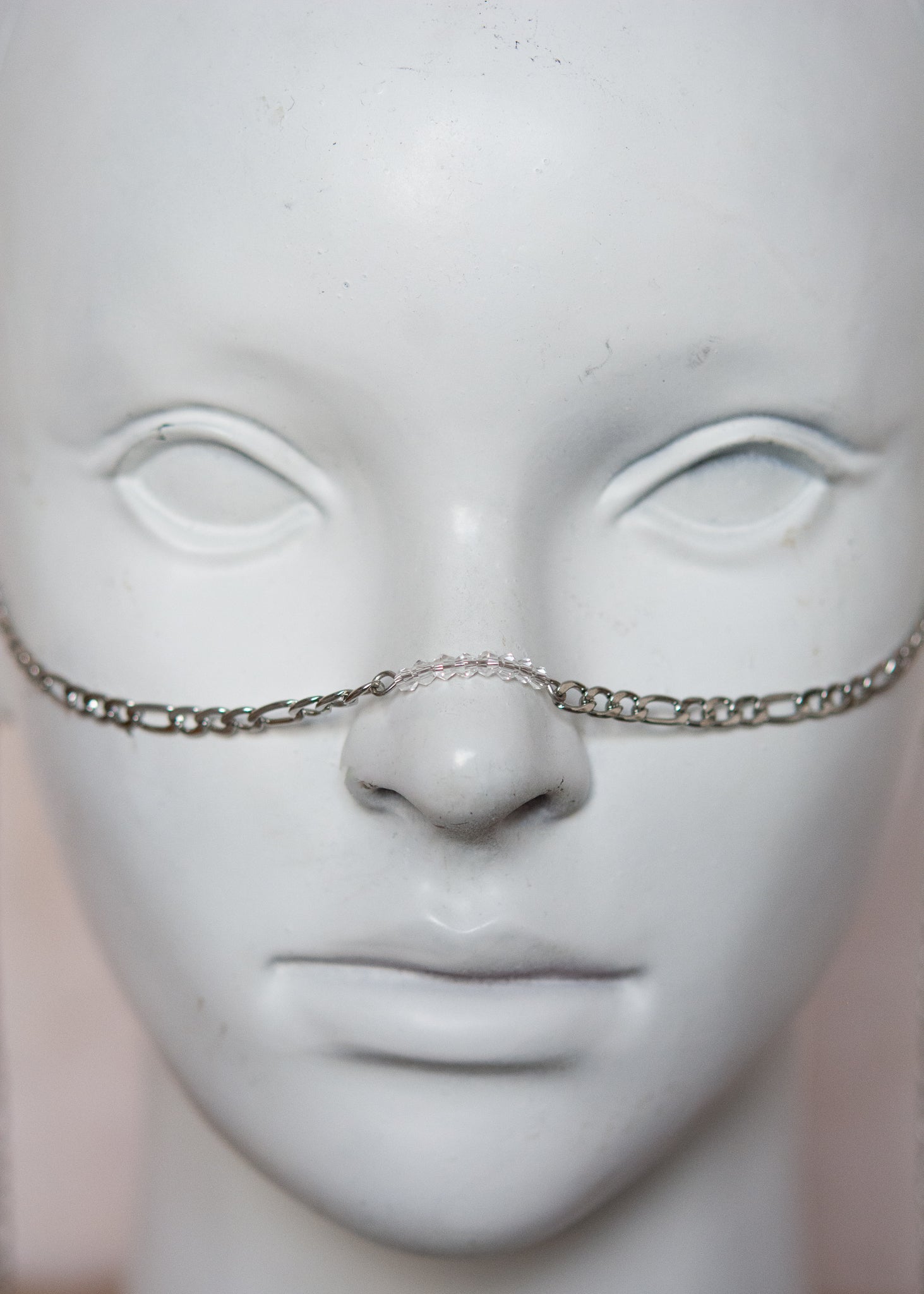 Bijou facial avec bridge en cristaux et quartz rose pâle. Accessoire lumineux, rituel ou romantique au style mystique. Bijou alternatif, festival, costume.