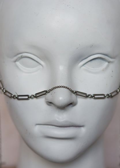 Bijou facial alternatif en acier inox avec motif géométrique et épées. Accessoire guerrier, rituel ou festival inspiré de la légende de Damoclès.