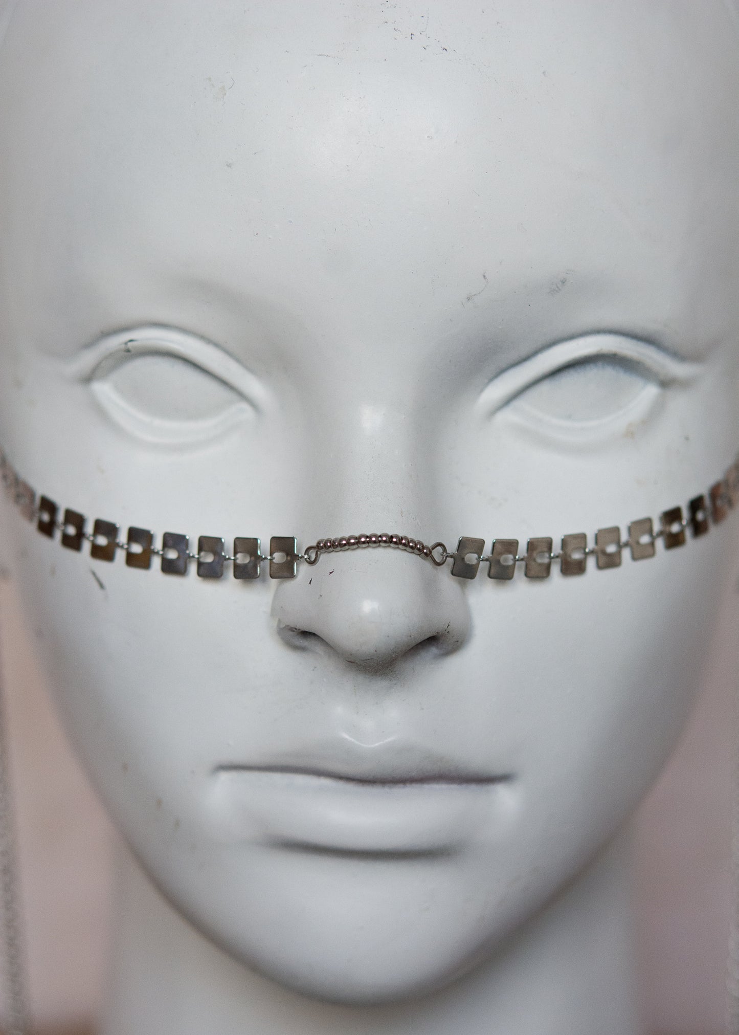 Bijou facial en acier inoxydable. Accessoire géométrique, cyber ou rituel, parfait pour look structuré et affirmé. Bijou alternatif.