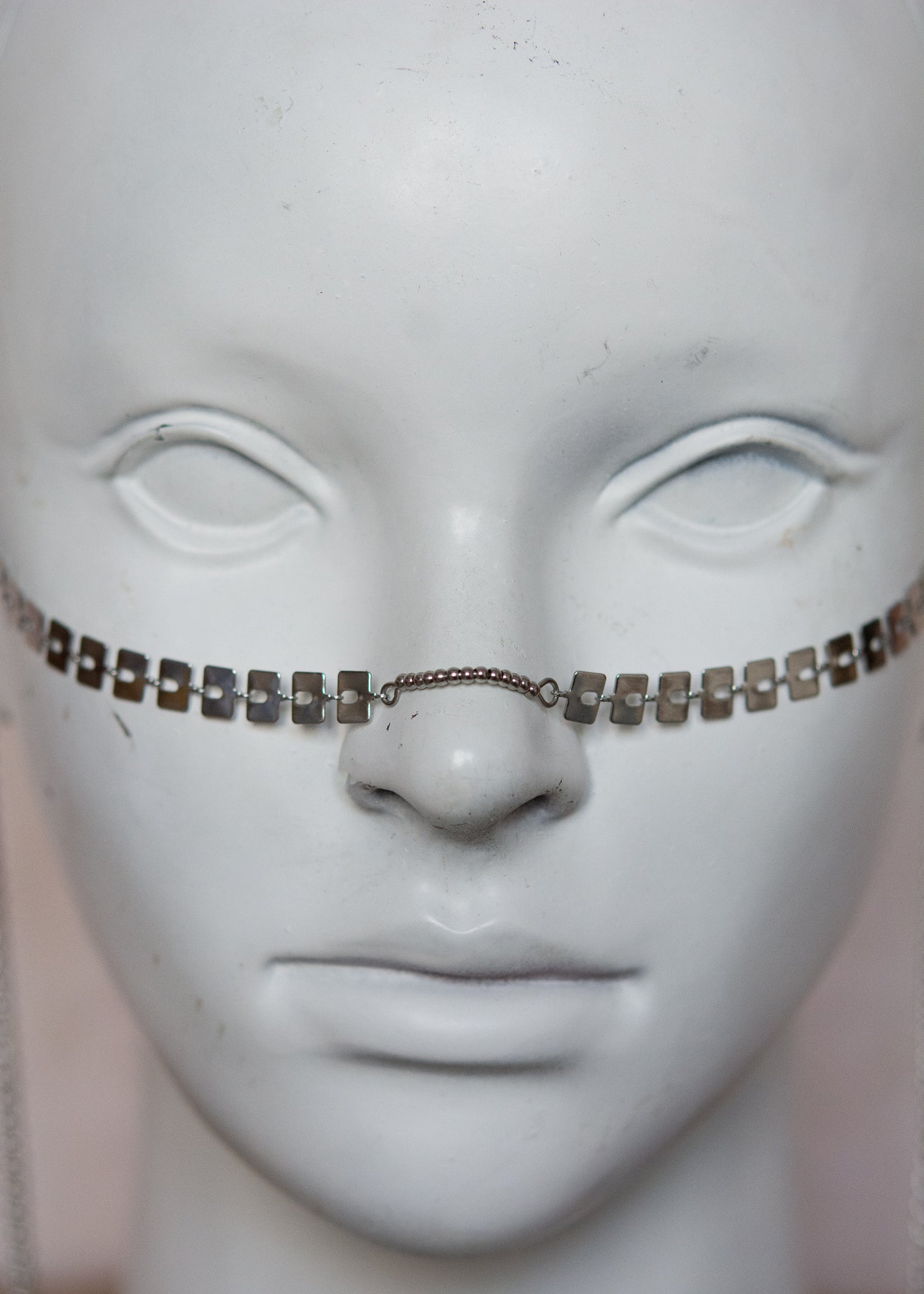 Bijou facial en acier inoxydable. Accessoire géométrique, cyber ou rituel, parfait pour look structuré et affirmé. Bijou alternatif.