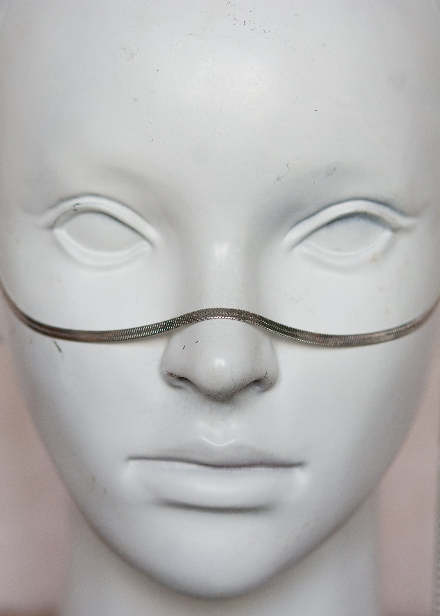 Bijou facial fluide en acier inox argenté avec extrémités en améthyste. Accessoire mystique minimaliste pour look boho ou rituel.