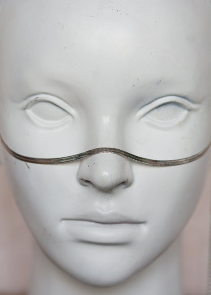 Bijou facial fluide en acier inox argenté avec extrémités en améthyste. Accessoire mystique minimaliste pour look boho ou rituel.