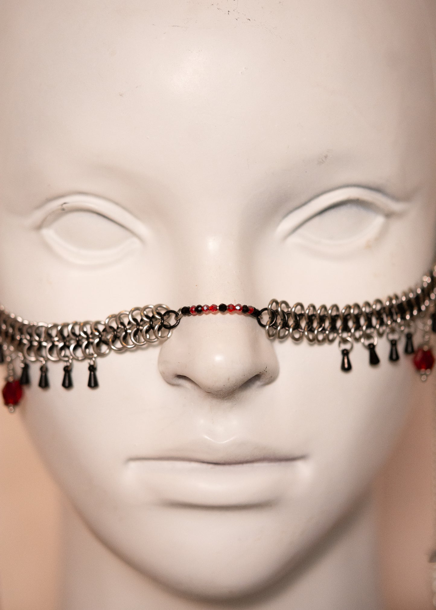 Chaîne de visage en acier inoxydable noir et argent avec détails rouges et crânes d’oiseaux en métal. Bijou gothique, mystérieux, shamanique. Bijou facial.