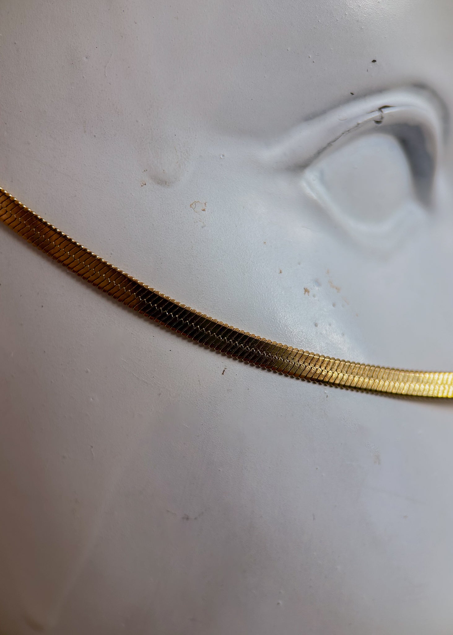 Bijou facial en chaîne d'acier inoxydable plaqué or, avec étoiles dorées. Accessoire céleste et minimaliste. Look boho mystique, bijou festival, photoshoot.