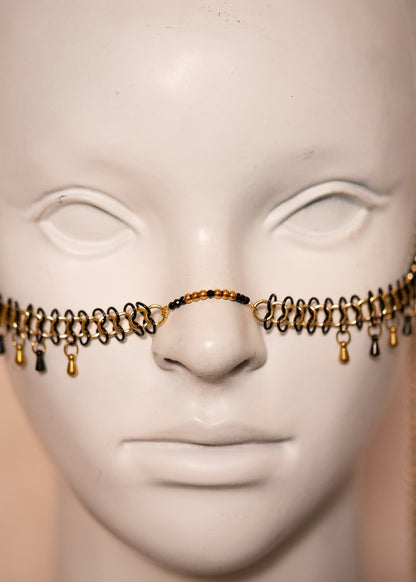 Bijou de visage en acier noir et doré avec gouttes alternées et soleils noirs. Bijou unisexe, contrasté, chainmail fait main. Festival, costume, photoshoot.
