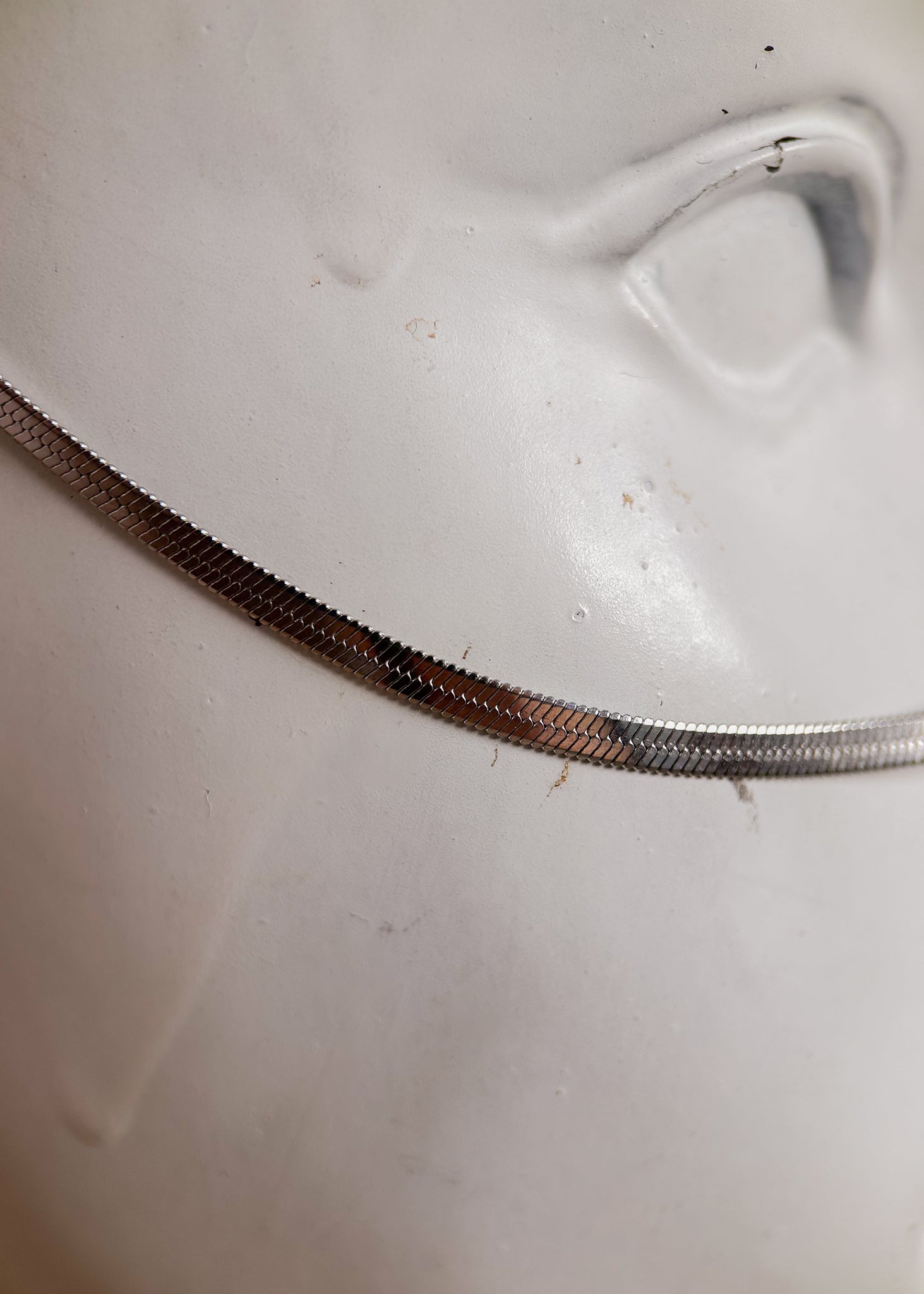 Bijou facial fluide en acier inox argenté avec extrémités en améthyste. Accessoire mystique minimaliste pour look boho ou rituel.