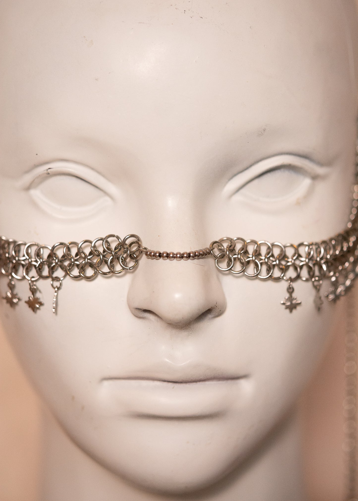 Chaîne de visage motif chainmail fait main avec pampilles étoilées. Bijou guerrier, viking, idéal festival ou costume.