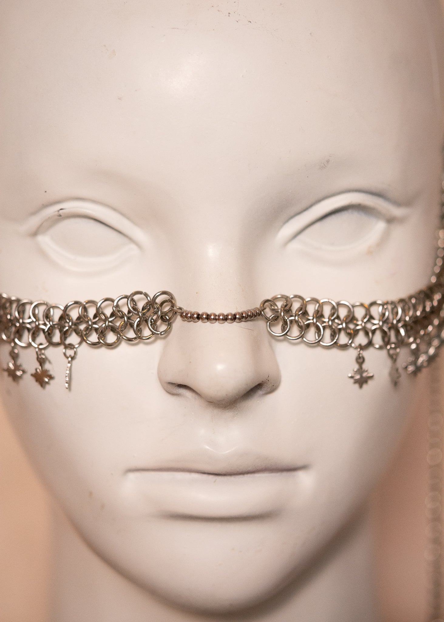Chaîne de visage motif chainmail fait main avec pampilles étoilées. Bijou guerrier, viking, idéal festival ou costume.