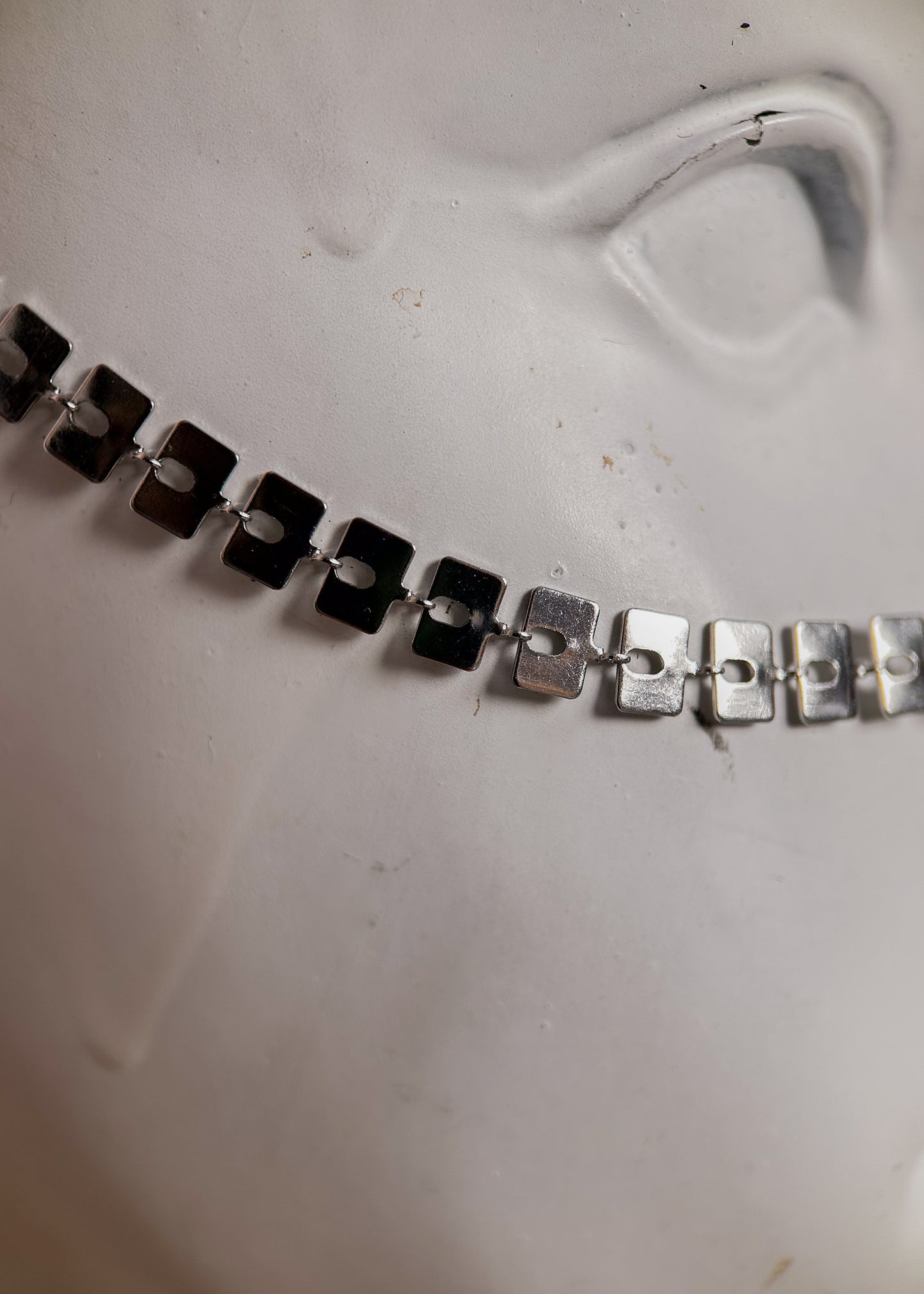 Bijou facial en acier inoxydable. Accessoire géométrique, cyber ou rituel, parfait pour look structuré et affirmé. Bijou alternatif.