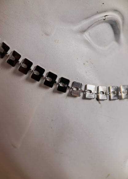 Bijou facial en acier inoxydable. Accessoire géométrique, cyber ou rituel, parfait pour look structuré et affirmé. Bijou alternatif.