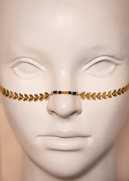 Chaîne de visage dorée avec lapis lazuli. Bijou bohème et mystique, contraste bleu et or, inspiration orientale. Bijou facial, festival, boho chic.