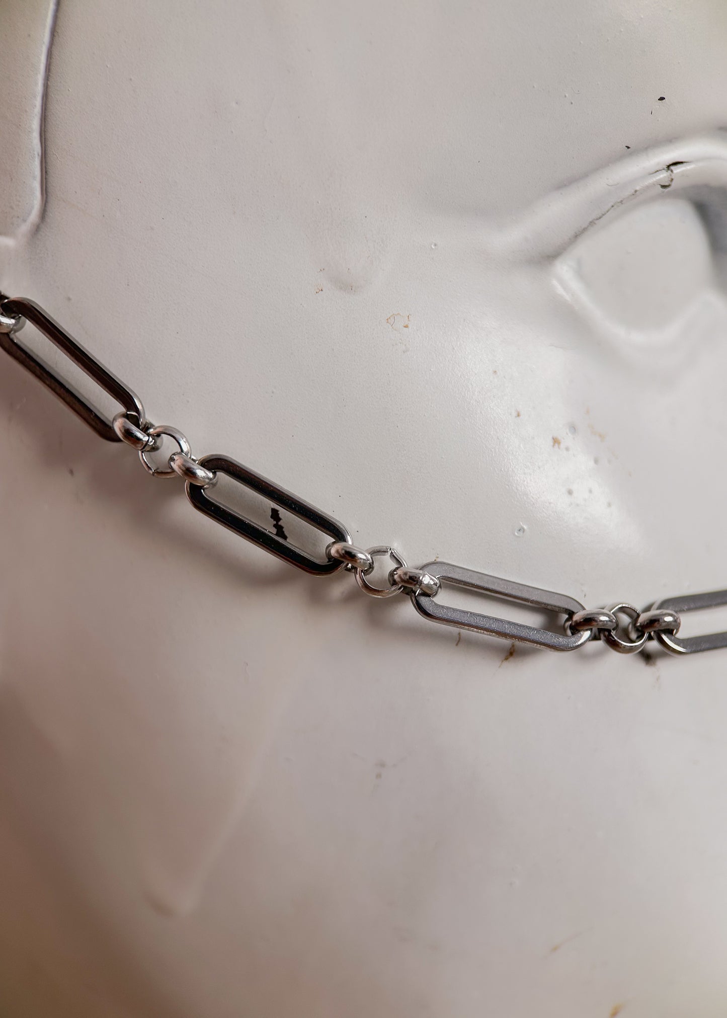 Bijou facial alternatif en acier inox avec motif géométrique et épées. Accessoire guerrier, rituel ou festival inspiré de la légende de Damoclès.