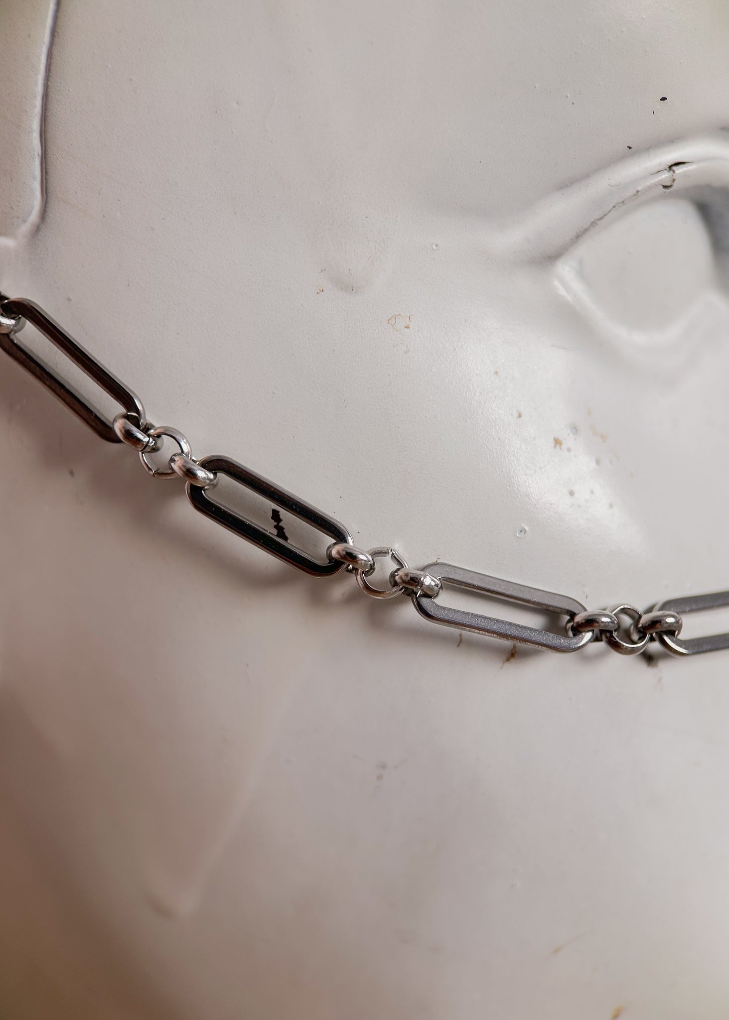 Bijou facial alternatif en acier inox avec motif géométrique et épées. Accessoire guerrier, rituel ou festival inspiré de la légende de Damoclès.