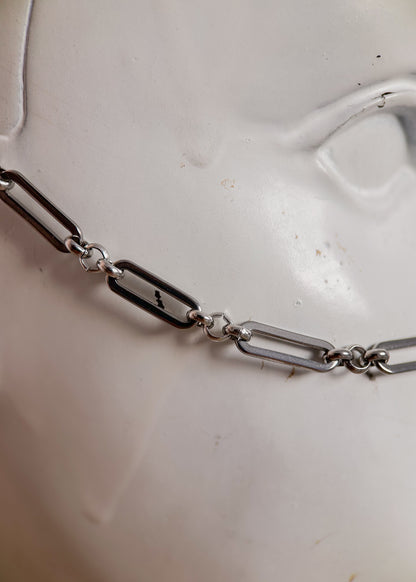 Bijou facial alternatif en acier inox avec motif géométrique et épées. Accessoire guerrier, rituel ou festival inspiré de la légende de Damoclès.