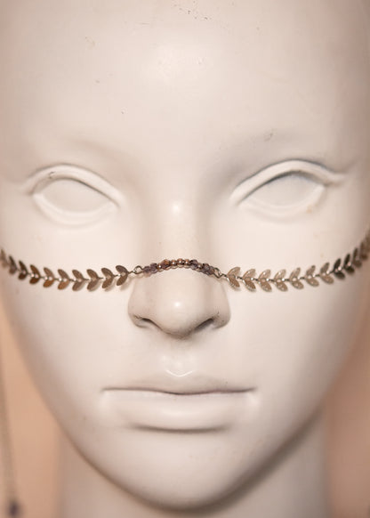 Chaîne de visage argentée avec feuilles géométriques et perles d’agate lavande. Bijou mystique, contrasté, inspiré de la mythologie grecque.