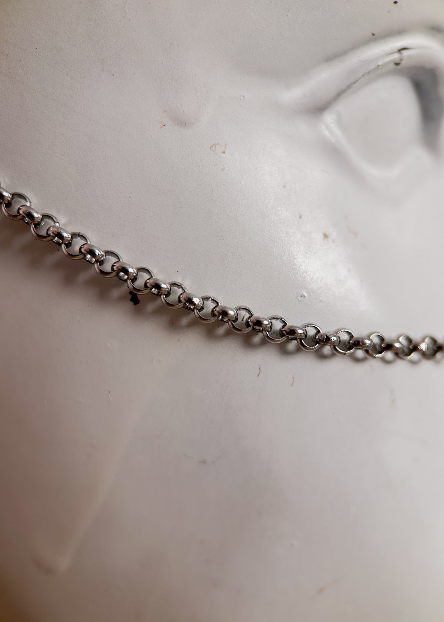 Bijou facial argenté avec billes métalliques et breloques lunes. Accessoire alternatif au design fluide, parfait pour look mystique, festival, photoshoot.