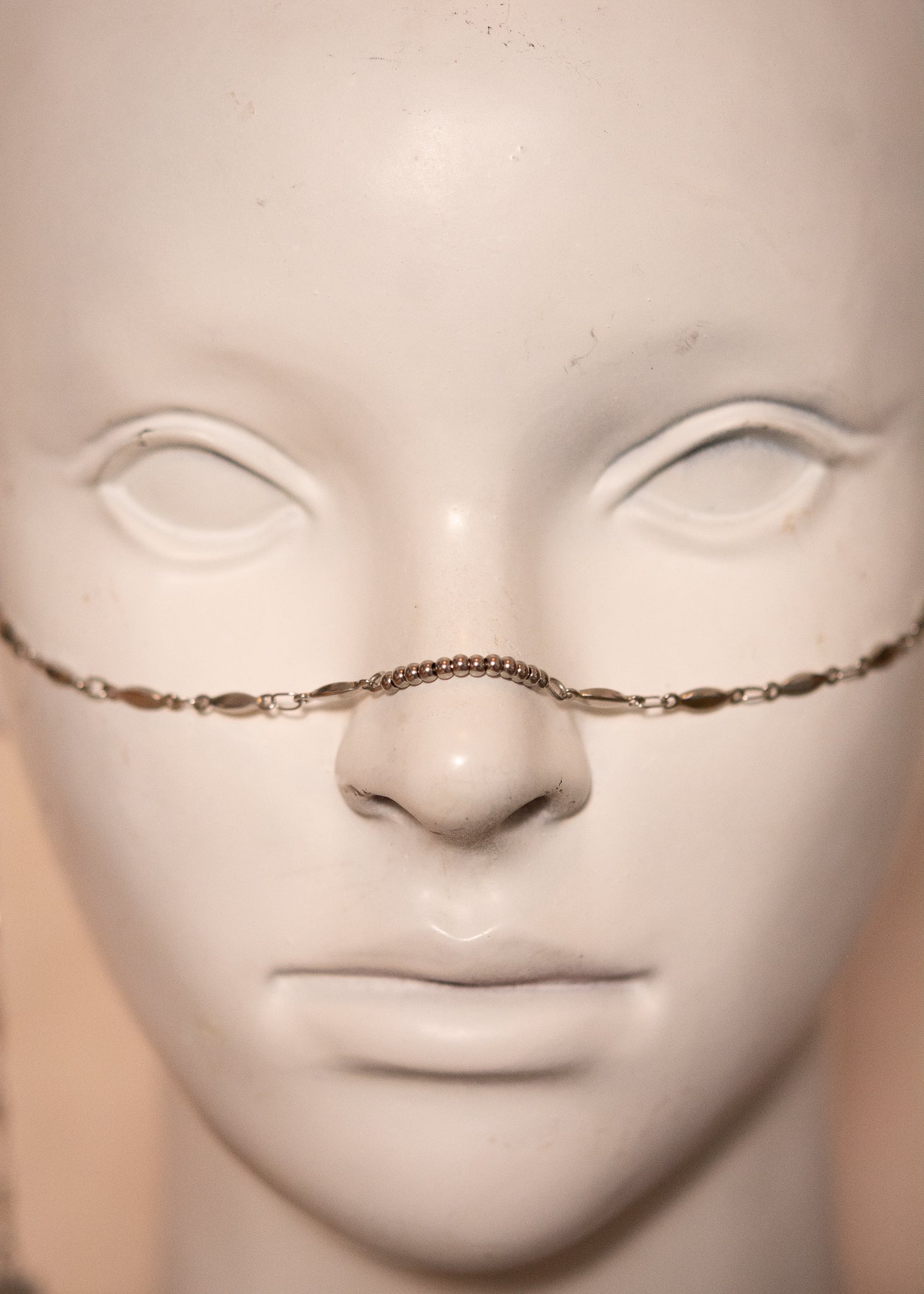 Chaîne de visage en acier inox avec charms soleils vintage. Bijou bohème et astral, contraste subtil entre lumière et métal froid. Bijou facila festival, costume, photoshoot.