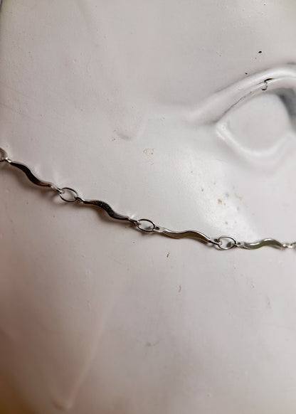 Bijou facial en chaîne vaguelette avec cristaux translucides. Accessoire argenté inspiré des mers, parfait pour look festival ou photoshoot.