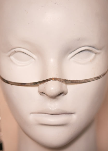 Chaîne de visage serpent en acier inoxydable argenté avec émeraude brute. Bijou fluide et contrasté, au style bohème minéral. Bijou facial original.