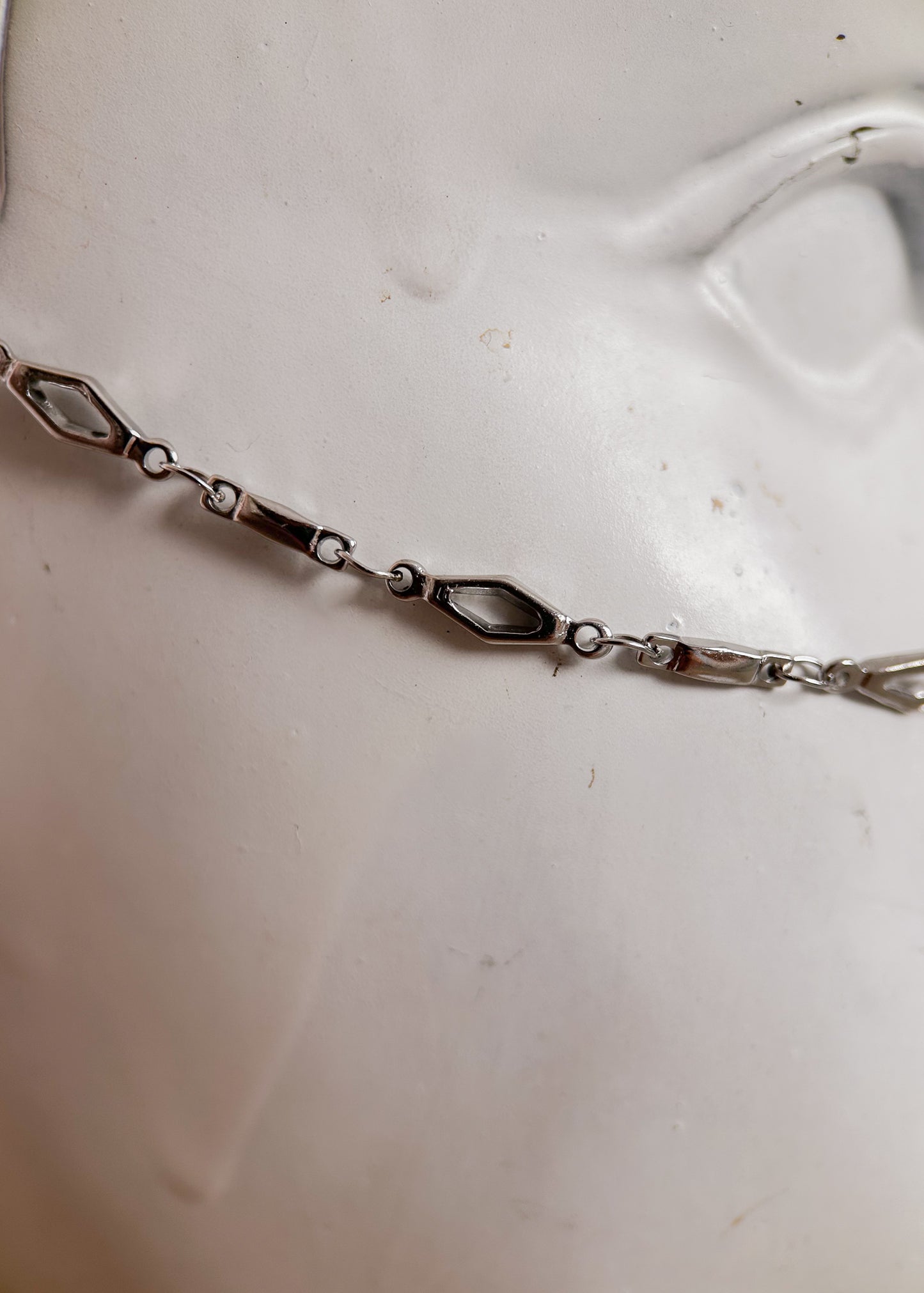 Bijou facial en chaîne motif losange et cristaux fumés. Accessoire rituel inspiré de l’Égypte mystique, sobre et structuré. Look alternatif, festival, boho.