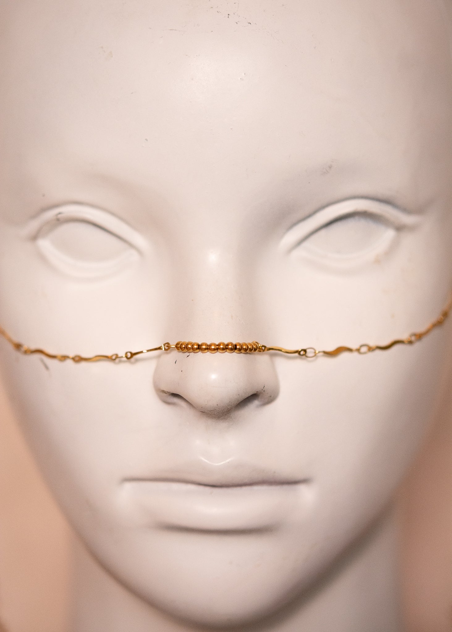 Chaîne de visage dorée fine en vaguelettes avec soleils. Bijou lumineux, look bohème chic et solaire, inspiration orientale.