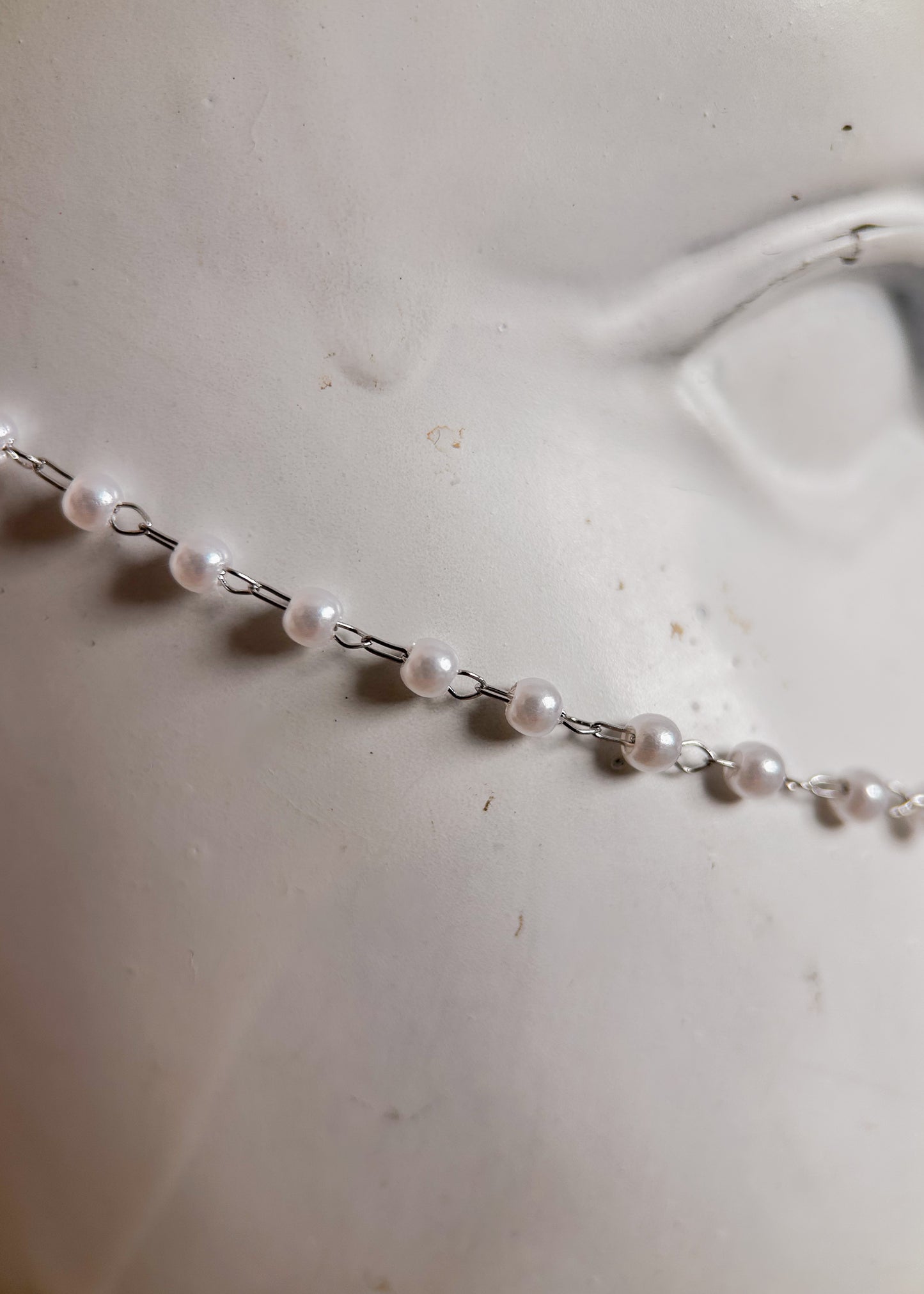 Bijou facial avec perles synthétiques et pierre de lune brute. Accessoire festival au style bohème, pour look mystique ou féerique.