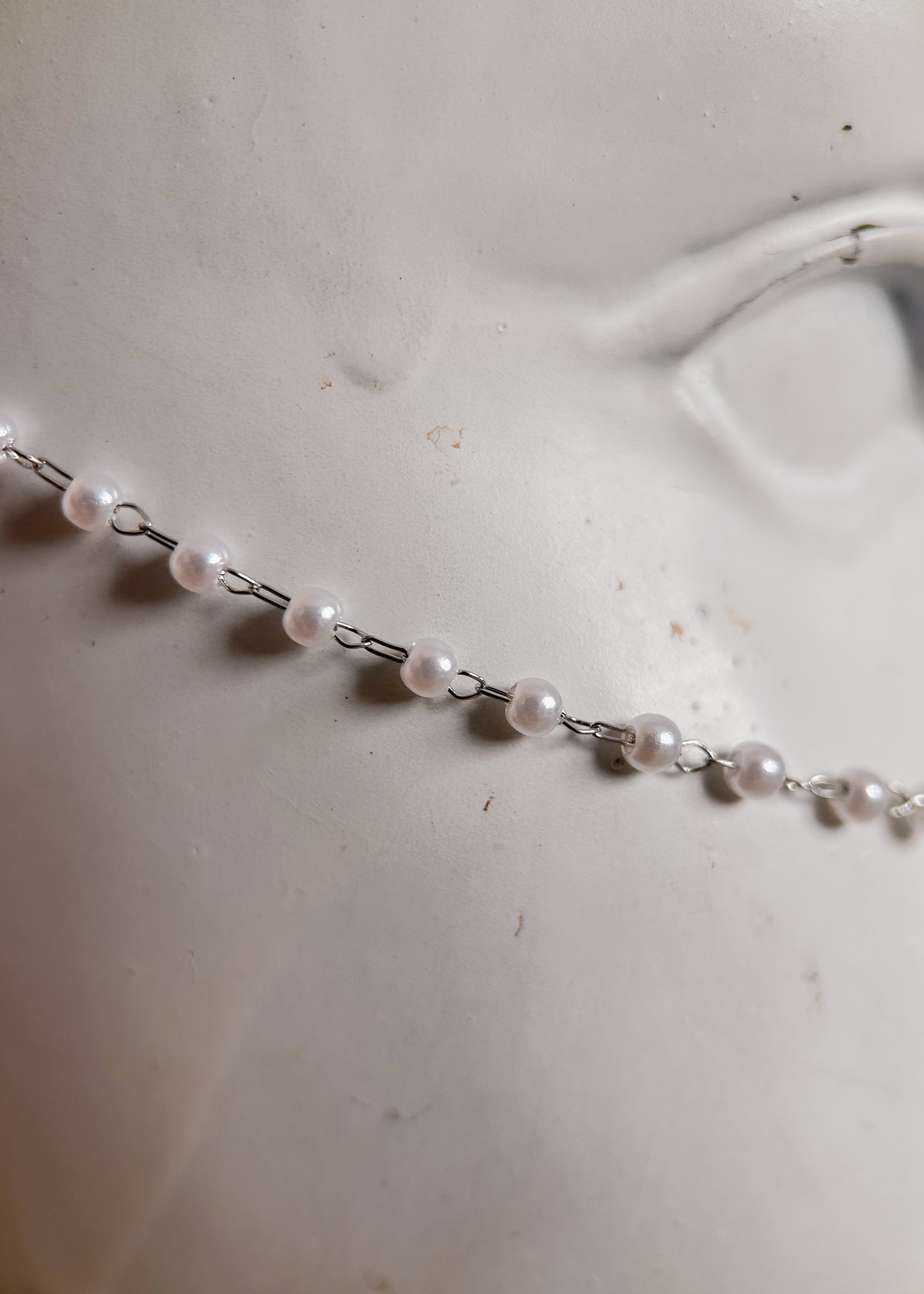 Bijou facial avec perles synthétiques et pierre de lune brute. Accessoire festival au style bohème, pour look mystique ou féerique.