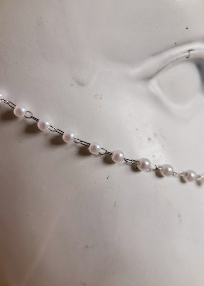 Bijou facial avec perles synthétiques et pierre de lune brute. Accessoire festival au style bohème, pour look mystique ou féerique.