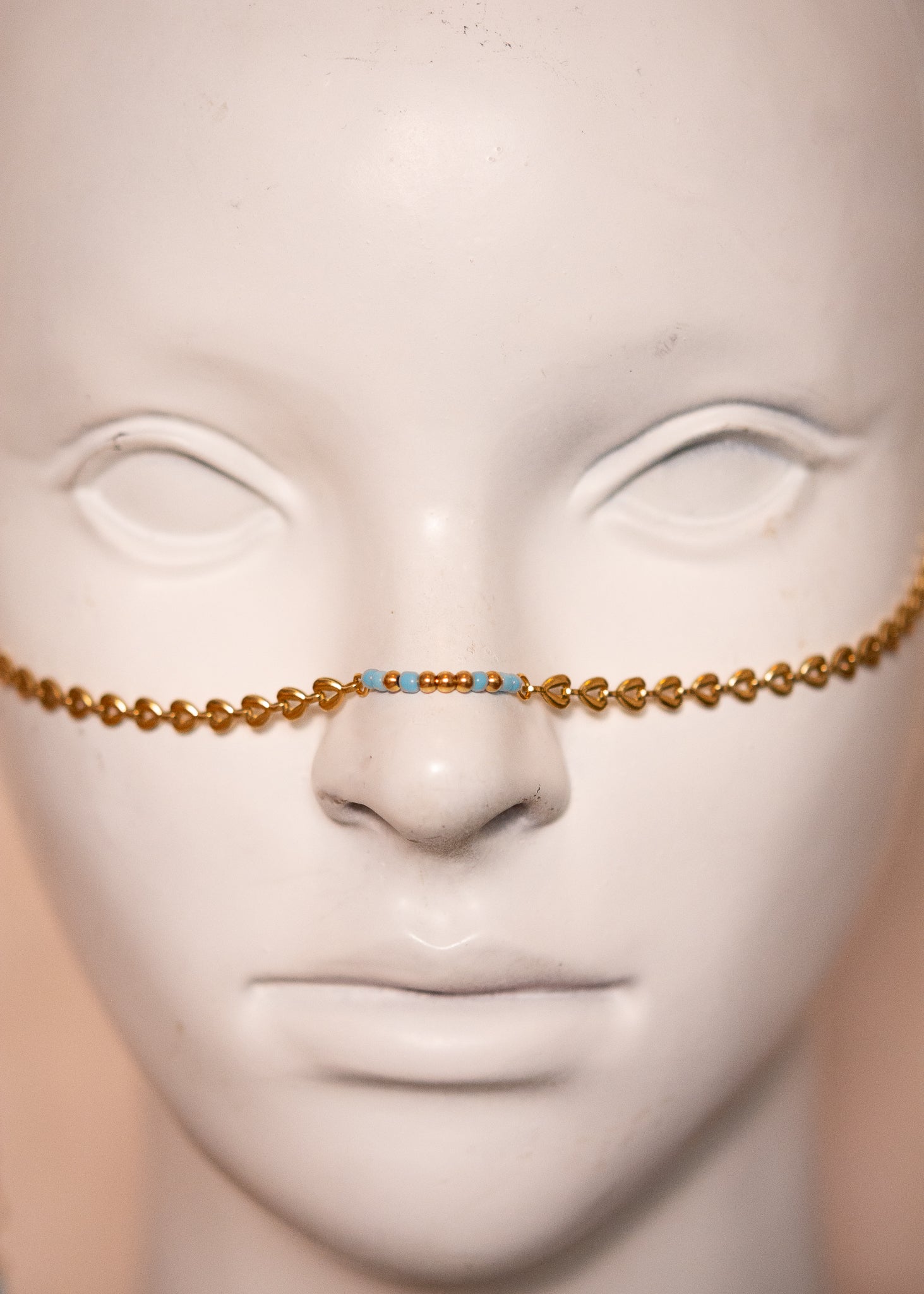 Chaîne de visage dorée inspirée de l’Orient avec perles bleues et turquoises. Bijou éclatant pour look bohème chic.