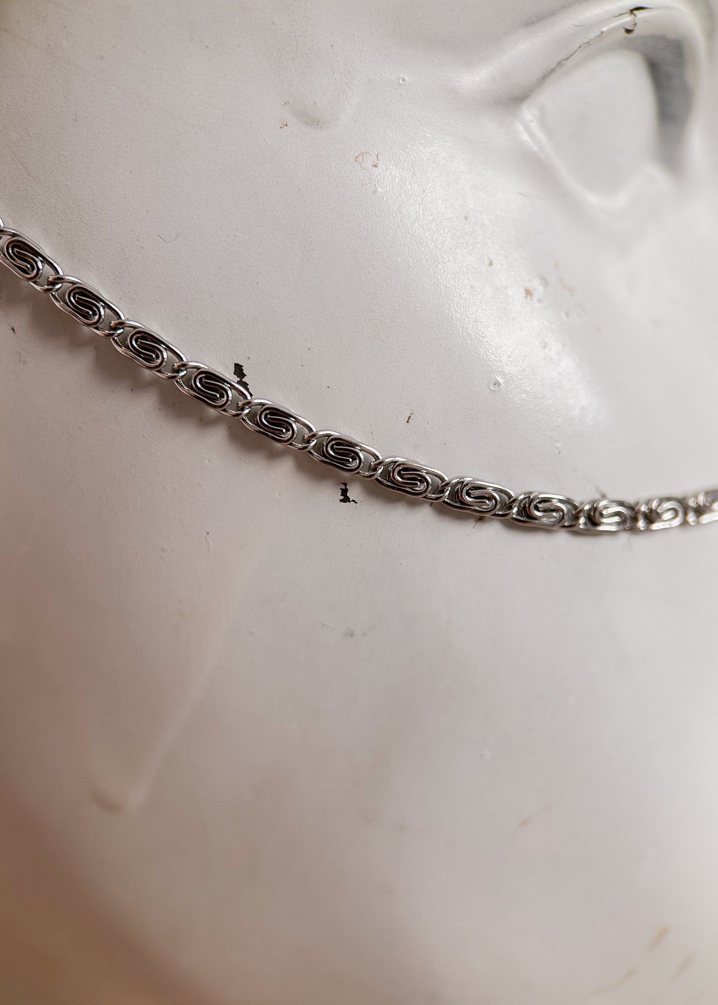 Bijou facial enchaîne géométrique avec perles de rocaille et perles d’eau douce teintées. Bijou alternatif, festival, photoshoot, look audacieux.