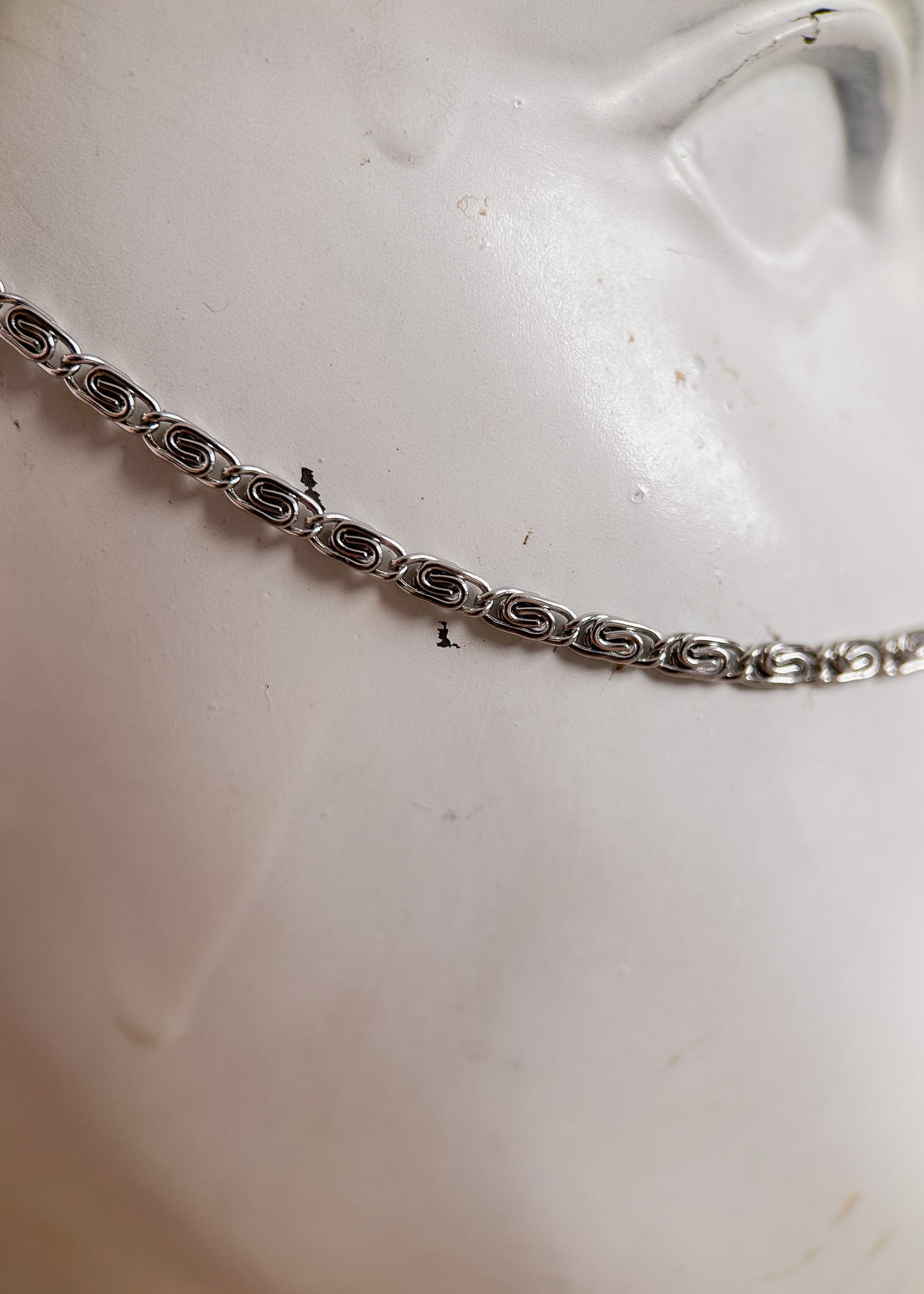 Bijou facial enchaîne géométrique avec perles de rocaille et perles d’eau douce teintées. Bijou alternatif, festival, photoshoot, look audacieux.