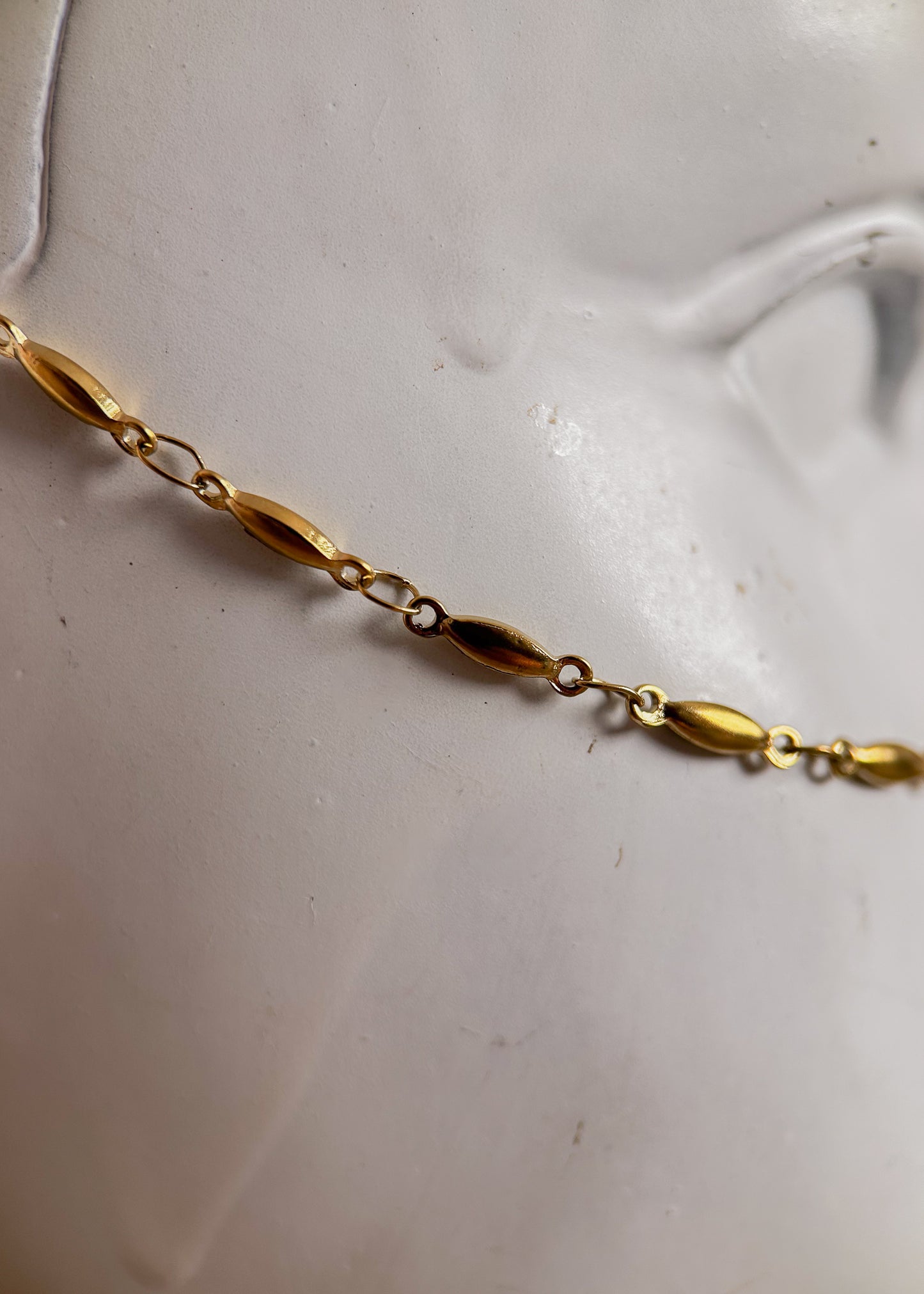 Bijou facial en acier inoxydable doré avec perles transparentes et soleils incrustés d’opaline. Accessoire solaire au style mystique et précieux. Look bohème.