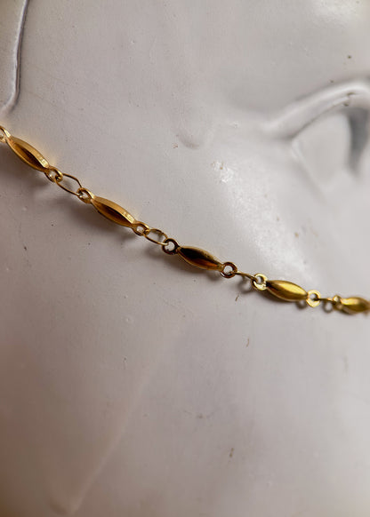 Bijou facial en acier inoxydable doré avec perles transparentes et soleils incrustés d’opaline. Accessoire solaire au style mystique et précieux. Look bohème.