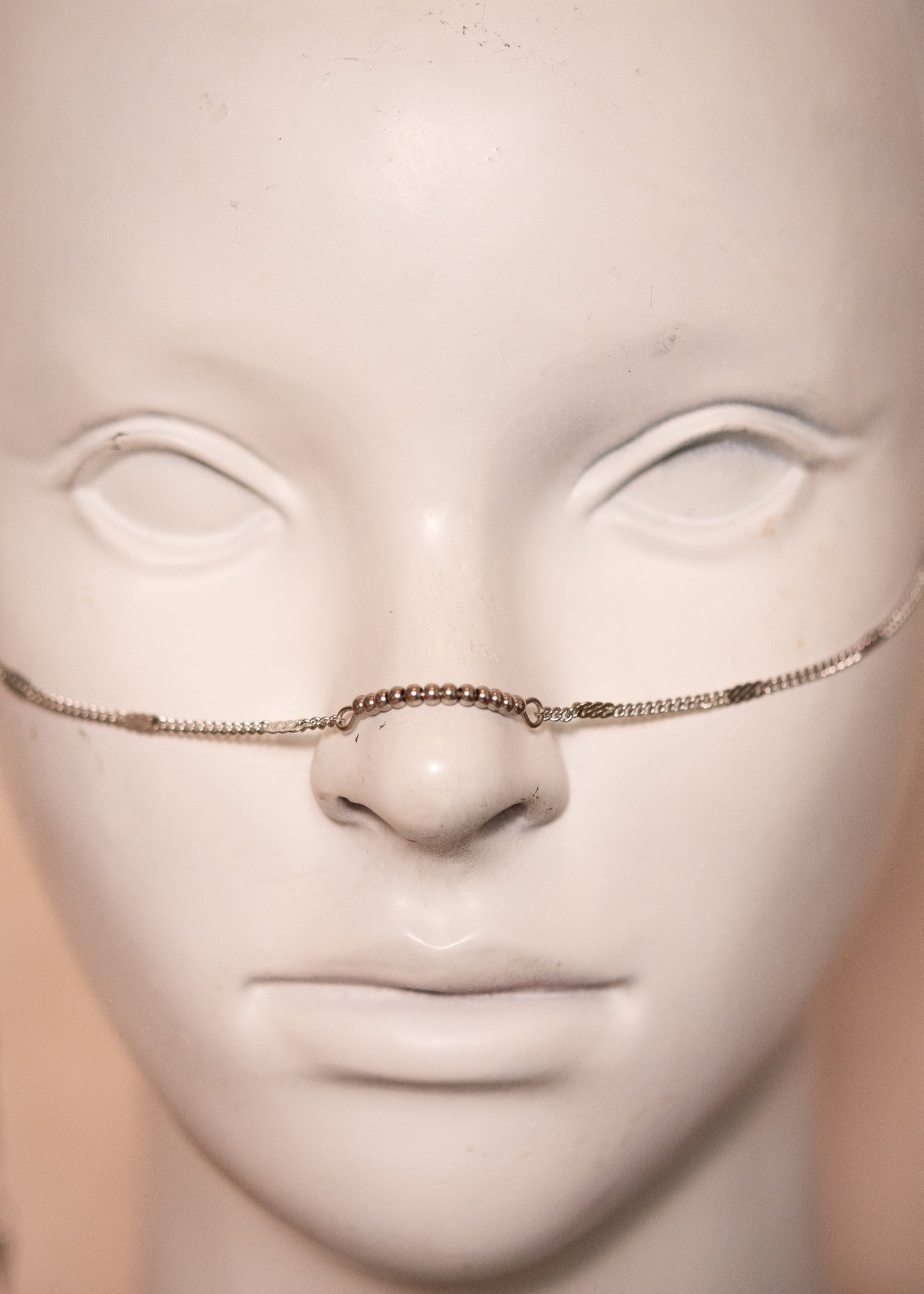 Chaîne visage fine argentée légère et délicate. Bijou discret, idéal look minimaliste mais original.