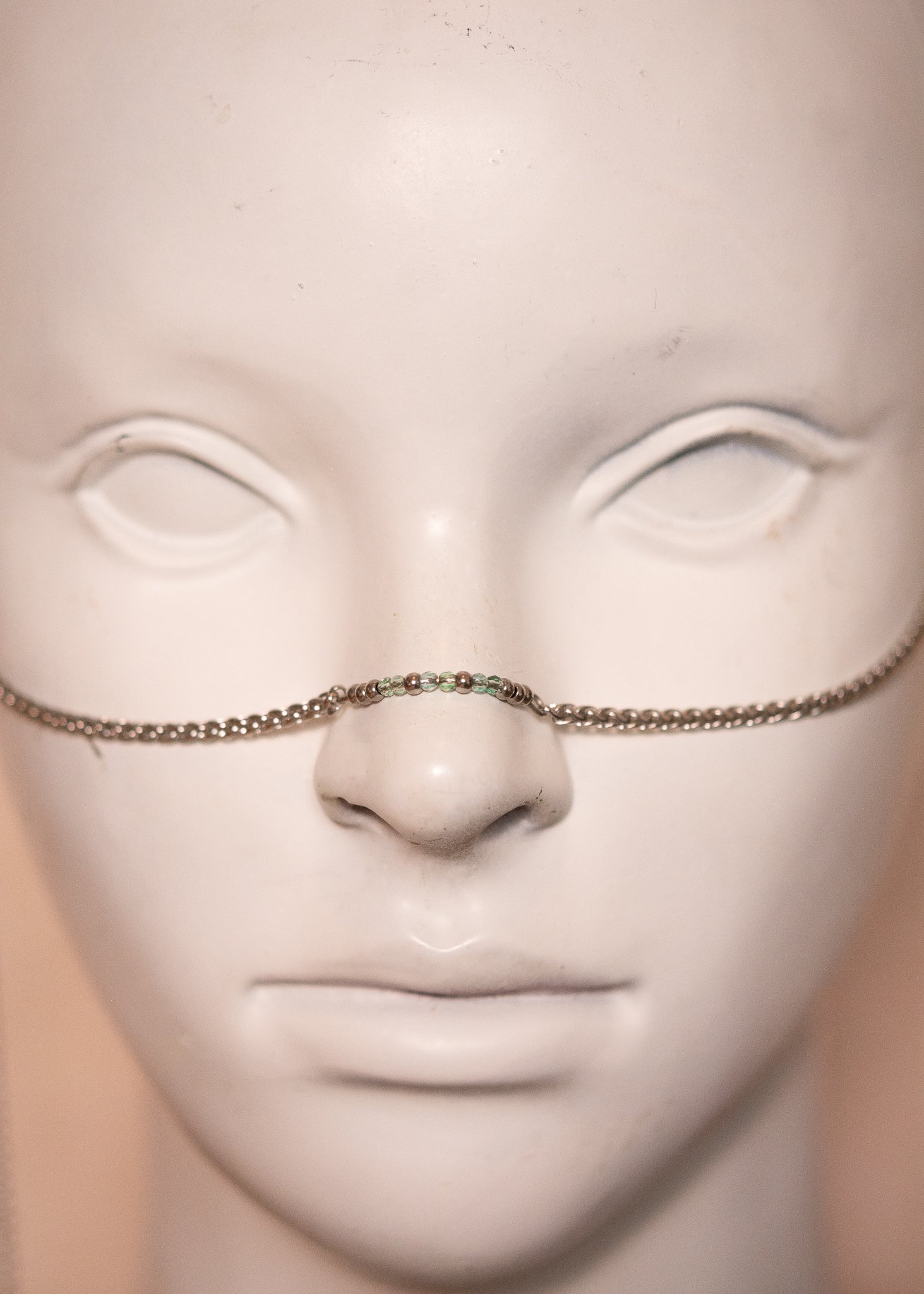 Chaîne argentée avec cristaux et perles vertes translucides. Bijou facial délicat inspiré des nymphes des légendes anciennes.